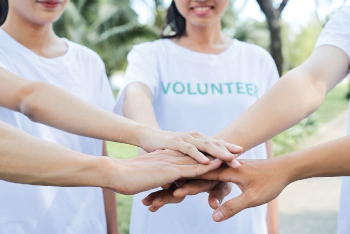 Volunteer iStock 1303107115